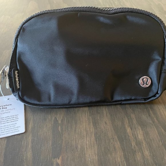 lululemon athletica Handbags - LULULEMON Everywhere Belt Bag Large 2L *Black*